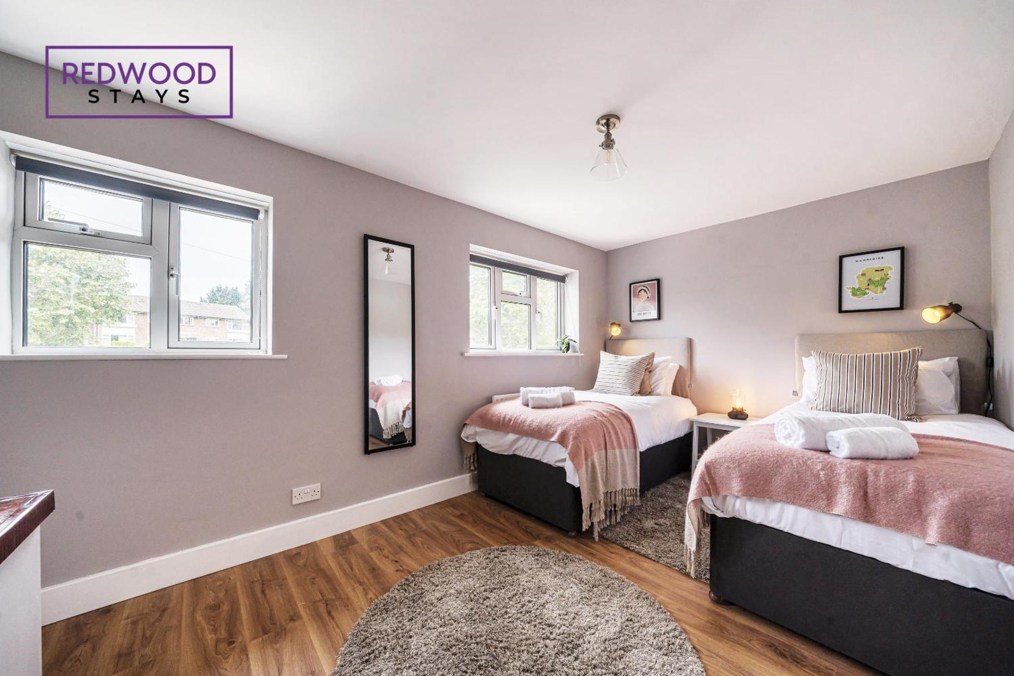 Redwood Stays: Family & Corporate 2-bed House With Garden