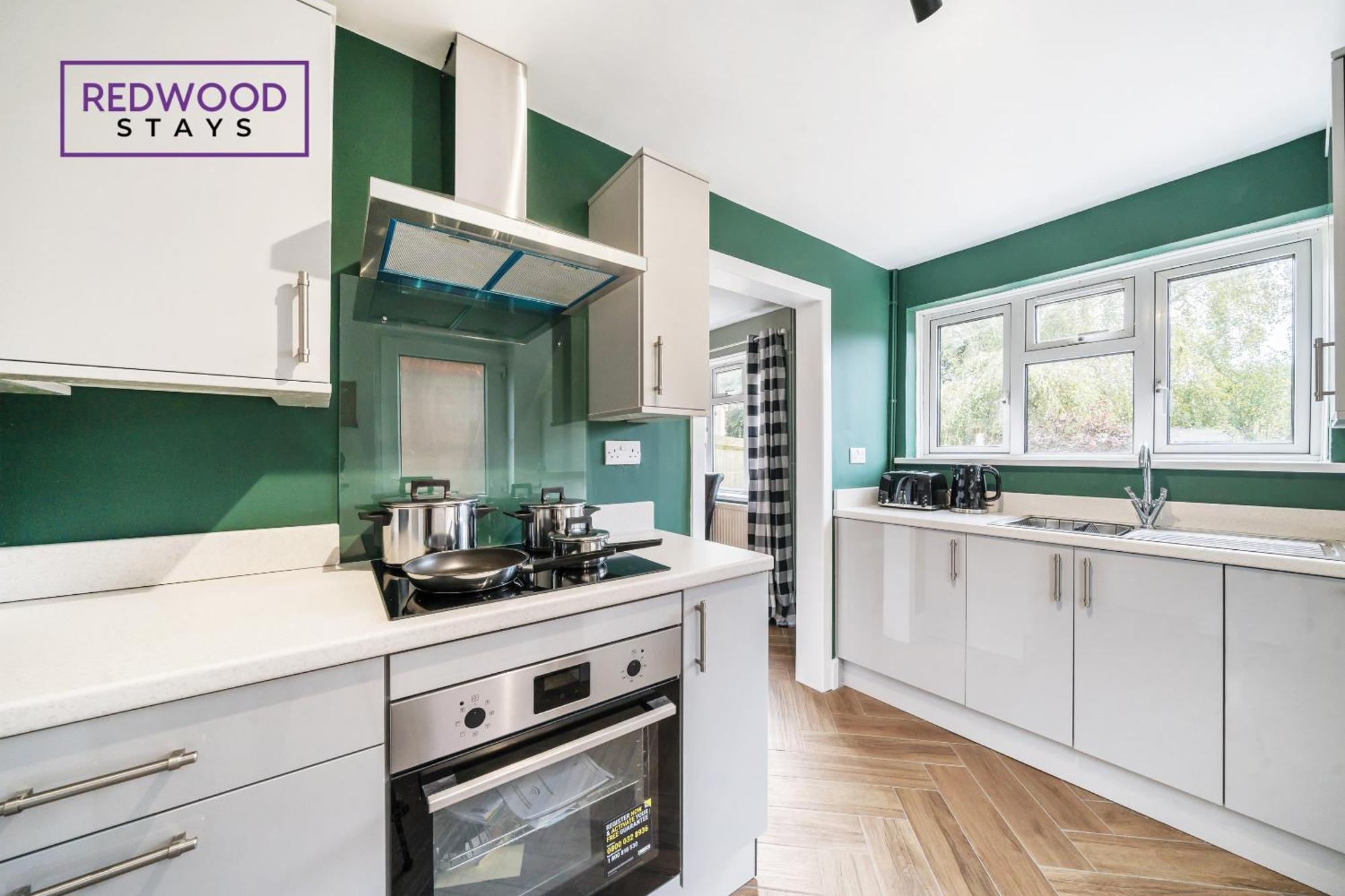 Redwood Stays: Family & Corporate 2-bed House With Garden Holiday home *
