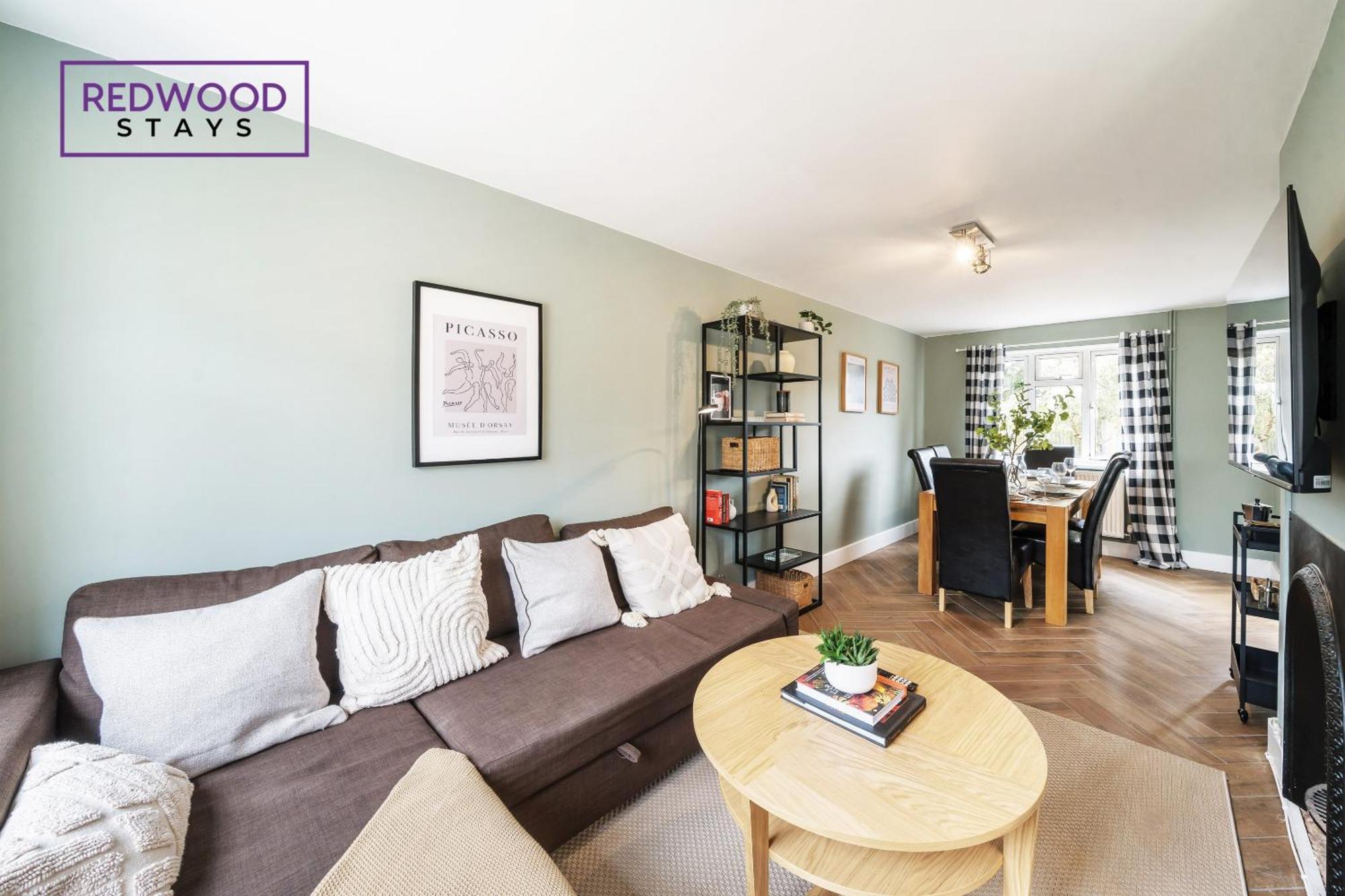 Redwood Stays: Family & Corporate 2-bed House With Garden Holiday home