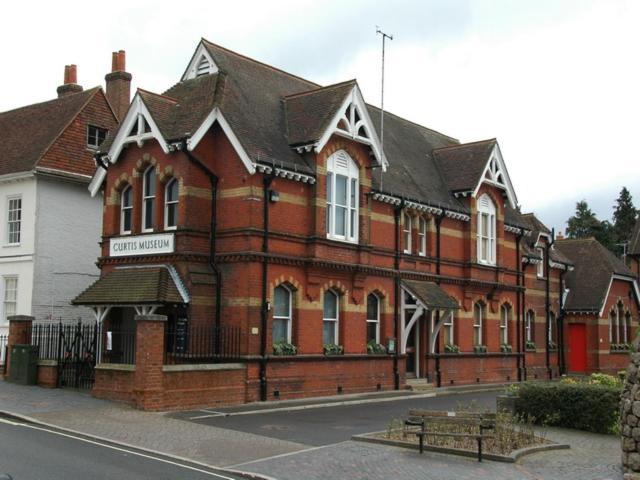 Redwood Stays: Family & Corporate 2-bed House With Garden * Alton (Hampshire)